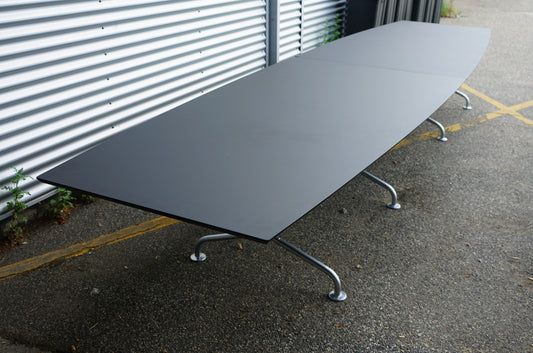 Dencon Delta konferencebord i sort linoleum, 420x120 cm, set forfra med tøndeformet design og affasede kanter.