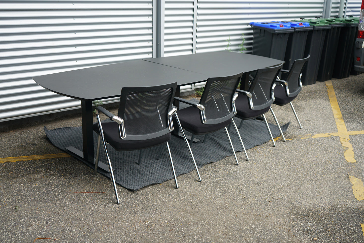 Dencon Delta konferencebord i sort 270x120 omgivet af moderne kontorstole.