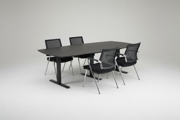 Dencon Delta konferencebord i sort 270x120 omgivet af moderne kontorstole.