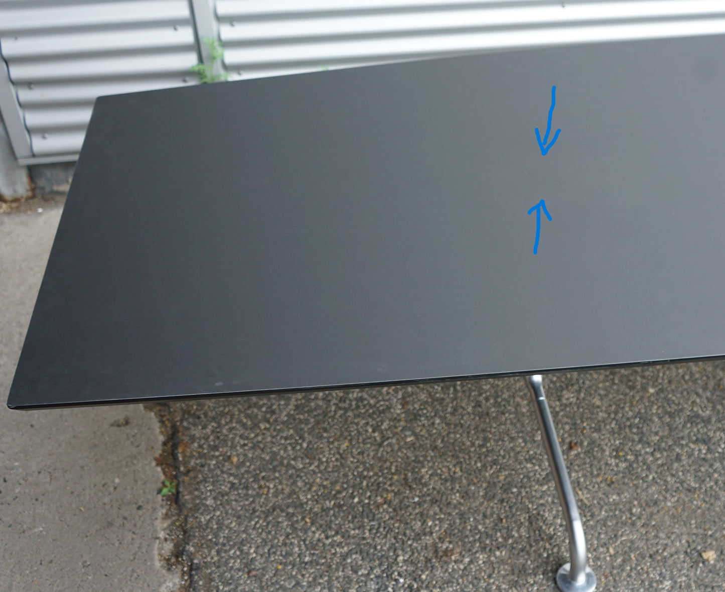 Dencon Delta konferencebord i sort linoleum set ovenfra, viser tøndeformet bordplade med affasede kanter.