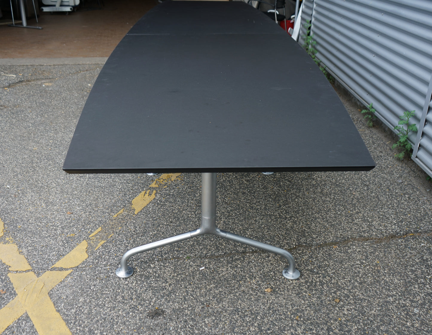 Dencon Delta konferencebord i sort linoleum set fra siden, 420x120 cm, med elegant affaset kant.