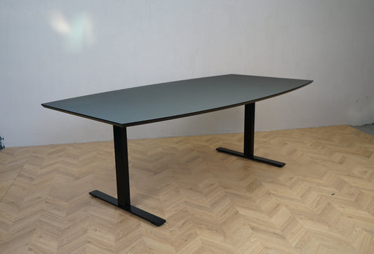 Dencon Delta mødebord 205x110 cm i sort linoleum – set forfra