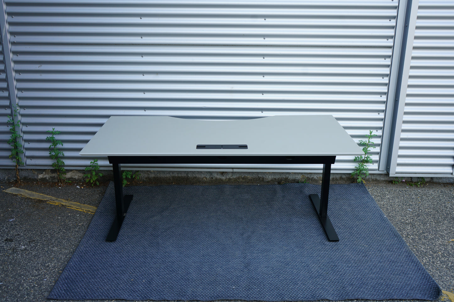Bagfra billede af Dencon Delta skrivebord med kabelbakke og ergonomisk Linak kontrolpanel