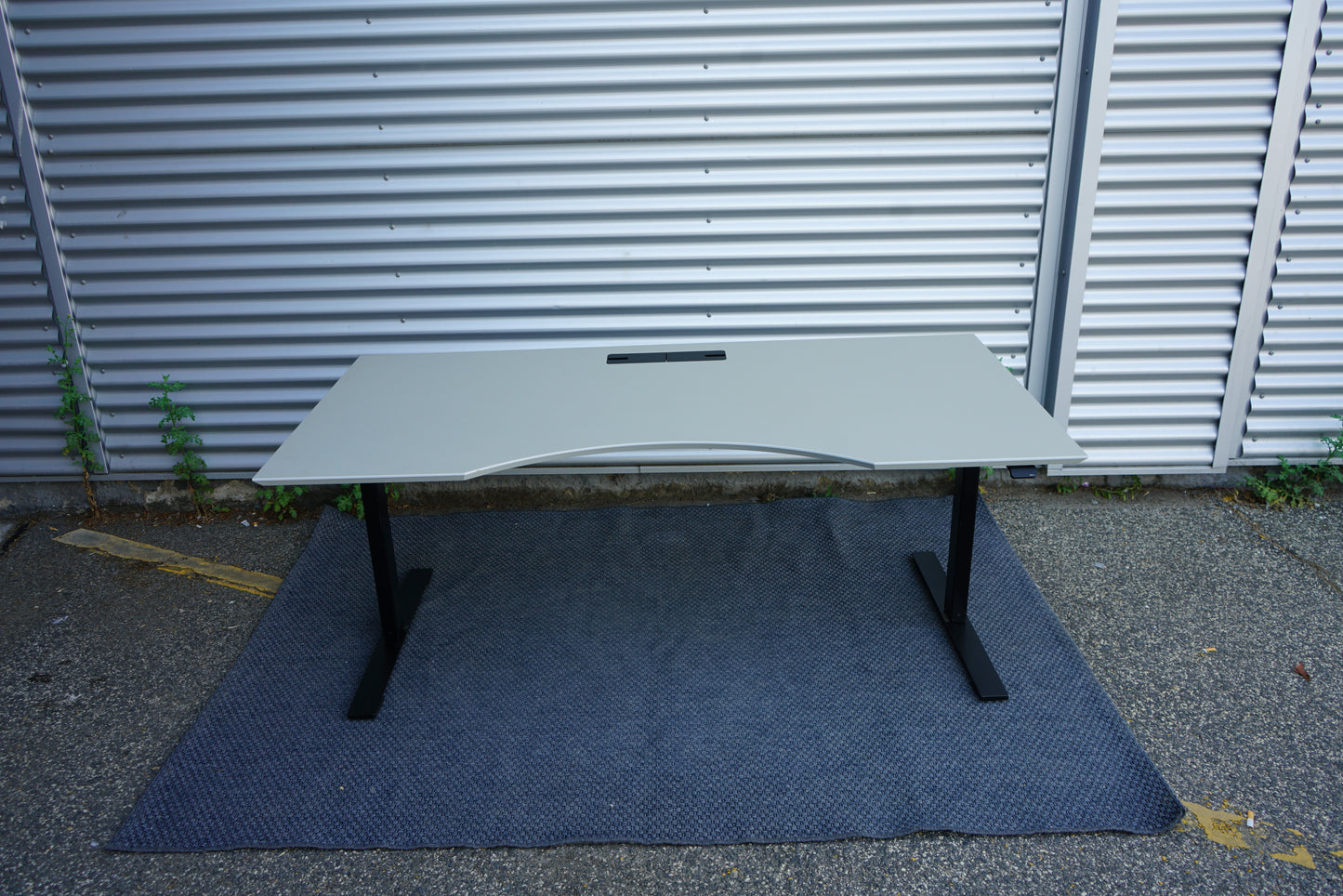 Frontbillede af Dencon Delta skrivebord 180x90 i beige med elegant centerbue og linoleum bordplade