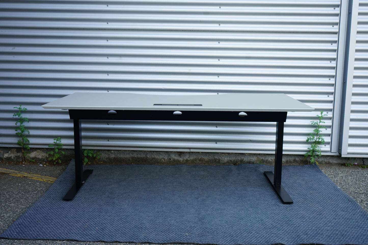 Lige billede af Dencon Delta skrivebord 180x90 beige med smukt design og praktisk kabelstyring