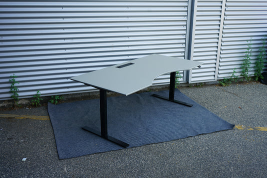 Skrå billede af Dencon Delta skrivebord 180x90 i beige med linoleum bordplade og ergonomisk kontrolpanel