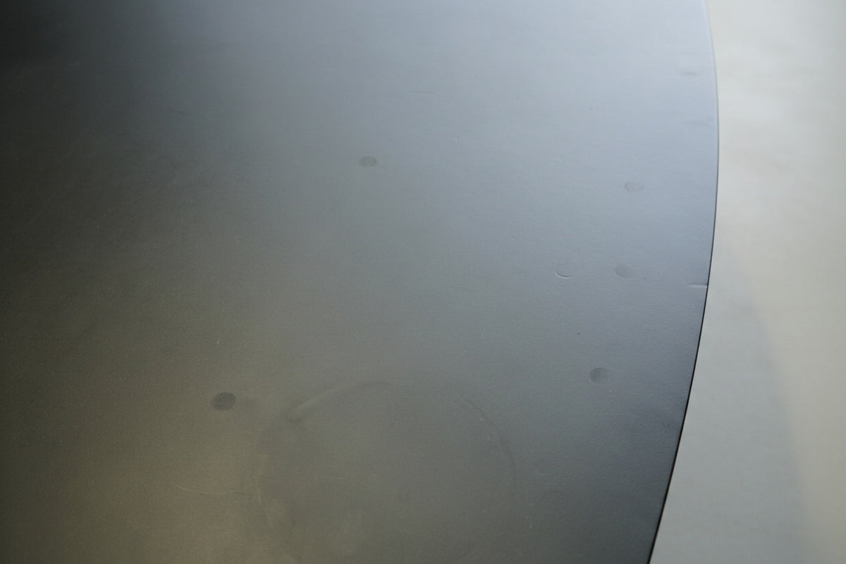 Close up af Dencon Gefion bordplade i sort linoleum og metal stel