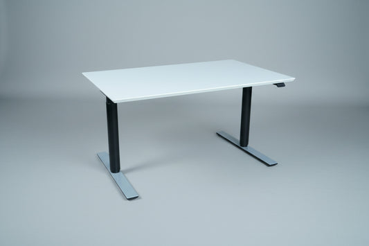 Dencon hæve-sænkebord 120x80 cm med hvid linoleum, sort stel og grå fødder – set forfra