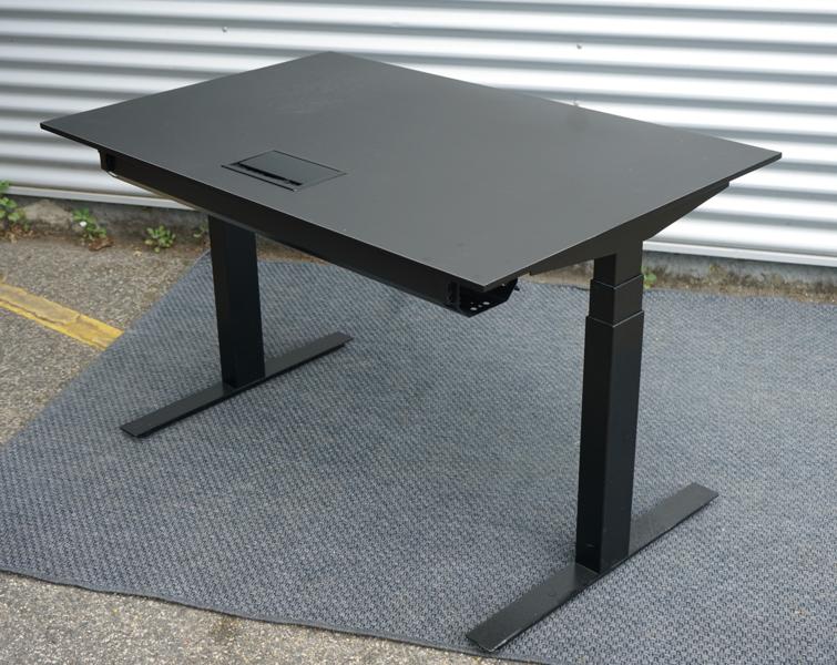 Dencon hæve-sænkebord 120x80 set bagfra med kabelbakke og sort understel.
