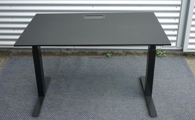 Frontbillede af Dencon hæve-sænkebord 120x80 med sort linoleum bordplade og sort understel.