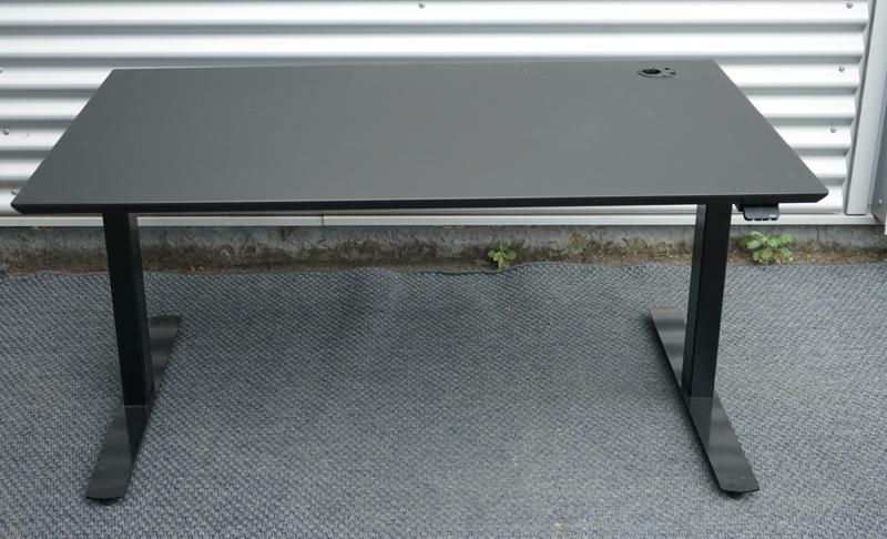 Frontbillede af Dencon hæve-sænkebord 130x80 med sort linoleum bordplade og sort understel.