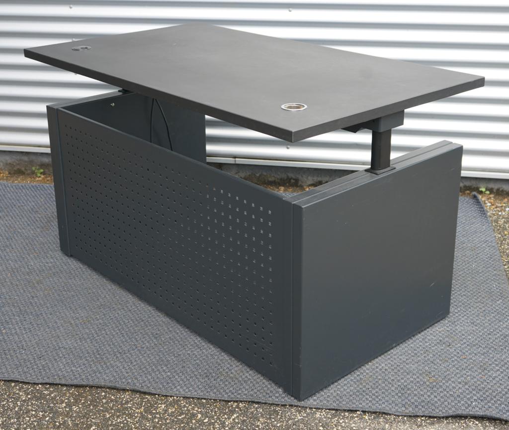 Bagfra visning af Dencon hæve-sænkebord 140x80 cm All Black Edition med kabelbakke og robust stel.
