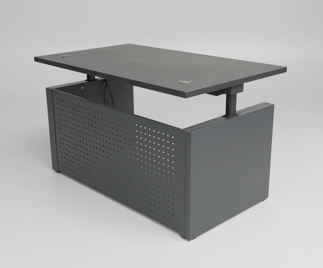 Bagfra visning af Dencon hæve-sænkebord 140x80 cm All Black Edition med kabelbakke og robust stel.