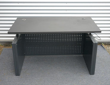 Frontvisning af Dencon hæve-sænkebord 140x80 cm All Black Edition med smart kabelbakke og lydløs Linak højdejustering.