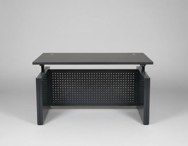 Frontvisning af Dencon hæve-sænkebord 140x80 cm All Black Edition med smart kabelbakke og lydløs Linak højdejustering.