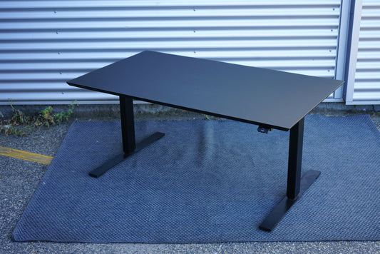 Dencon hæve-sænkebord 140x80 i sort linoleum med sort stel set bagfra