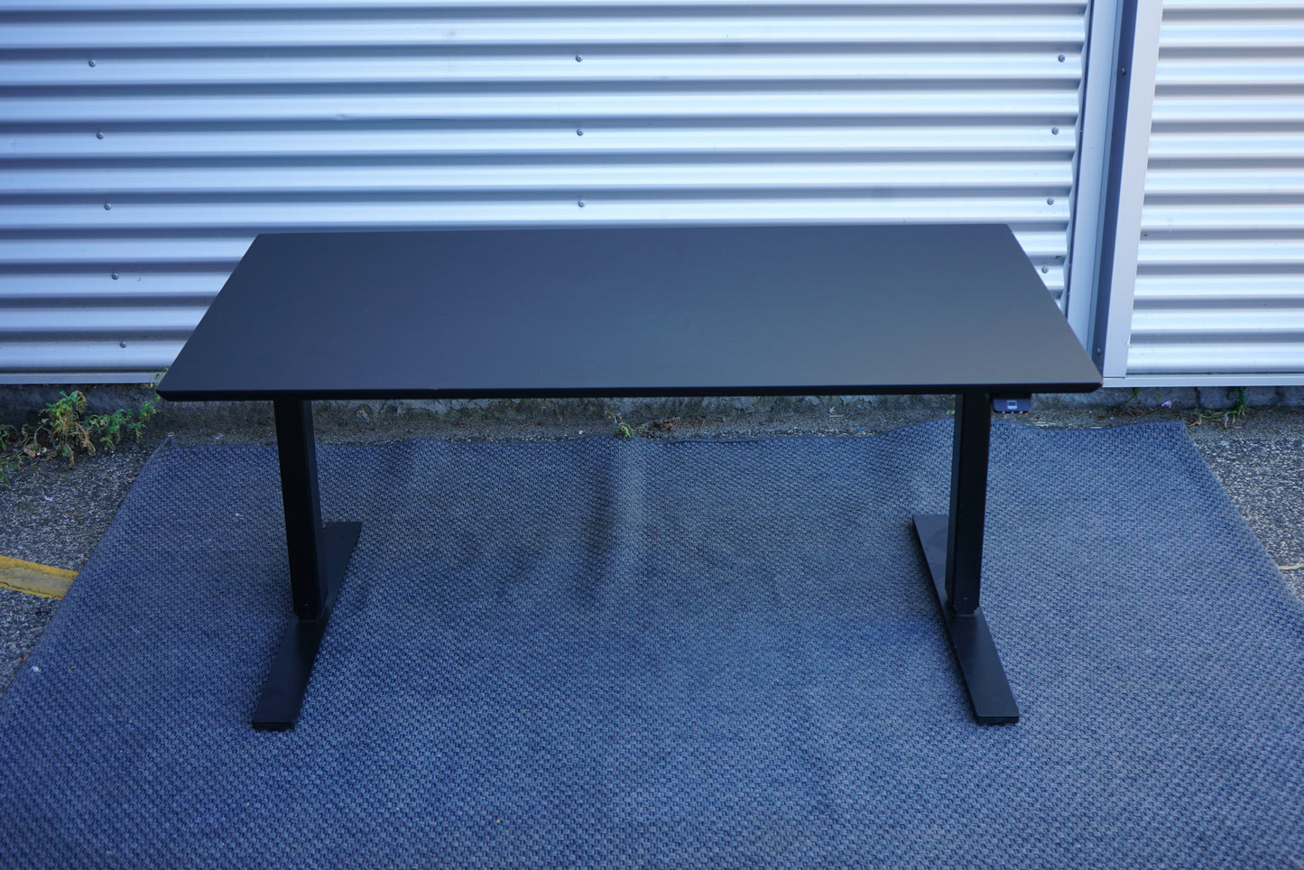 Dencon hæve-sænkebord 140x80 i sort linoleum med sort stel set forfra