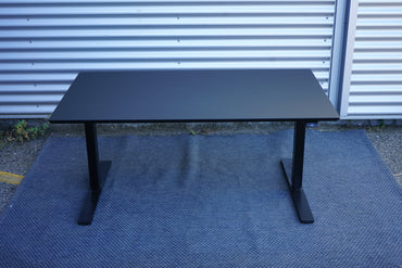 Dencon hæve-sænkebord 140x80 i sort linoleum med sort stel set forfra