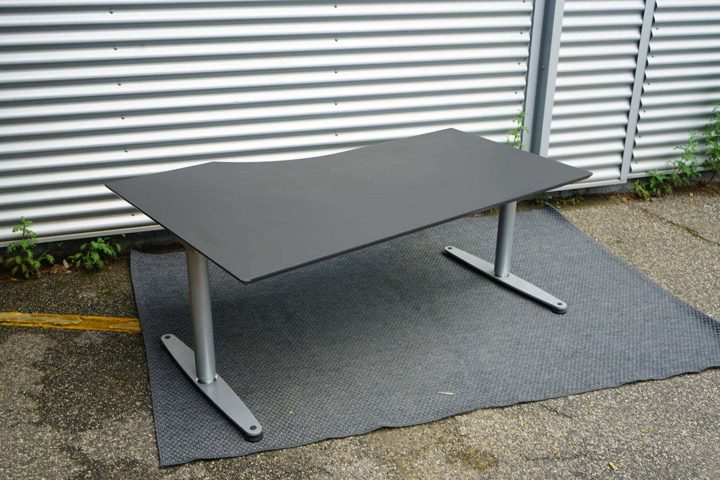 Dencon hæve-sænkebord 160x100 cm i sort højrevendt set bagfra med kabelbakke og stilrent design