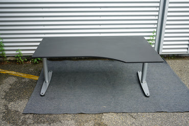 Frontvisning af Dencon hæve-sænkebord 160x100 cm sort højrevendt med kabelbakke og affasede kanter