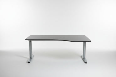 Frontvisning af Dencon hæve-sænkebord 160x100 cm sort højrevendt med kabelbakke og affasede kanter