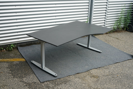 Skrå visning af Dencon hæve-sænkebord 160x100 cm i sort med højrevendt linoleum bordplade og Linak-motor