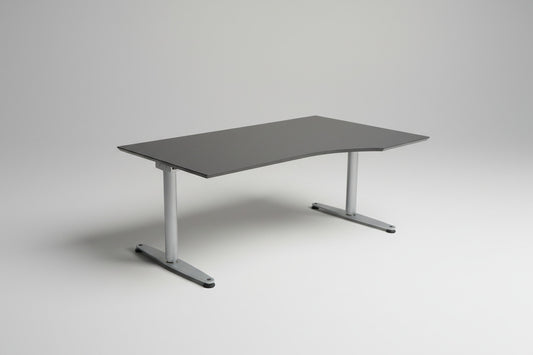 Skrå visning af Dencon hæve-sænkebord 160x100 cm i sort med højrevendt linoleum bordplade og Linak-motor
