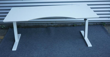 Frontbillede af Dencon hæve-sænkebord 160x90 med hvid laminat bordplade og hvidt stel.