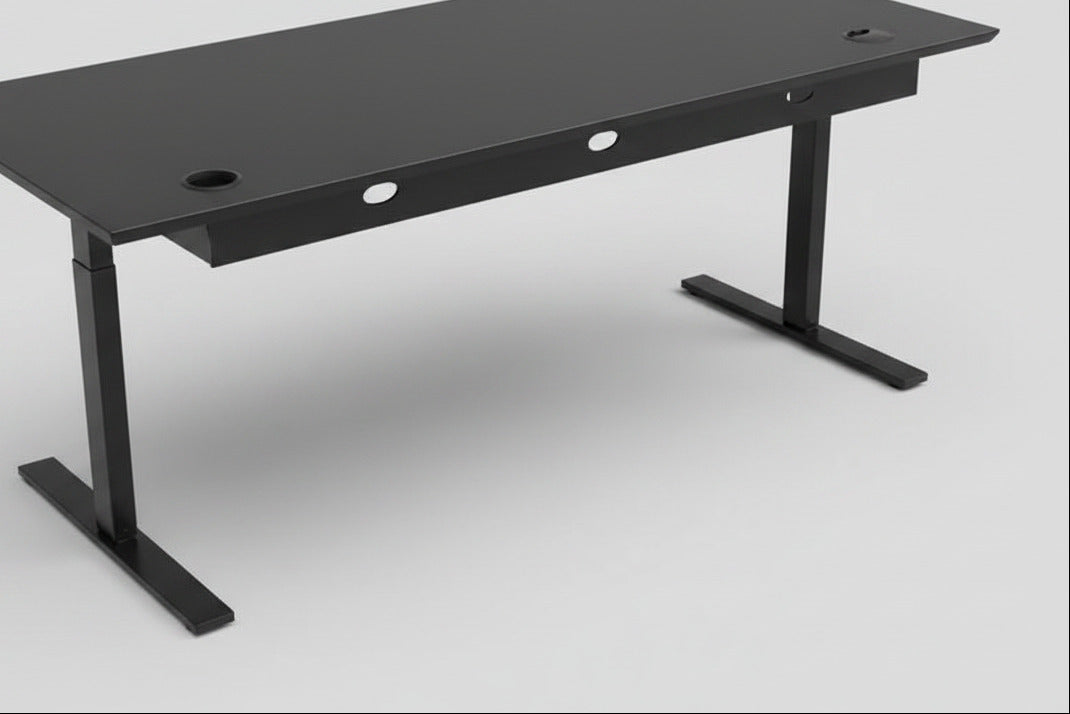 Dencon hæve-sænkebord 160x90 i sort linoleum set bagfra med kabelbakker og robust understel.