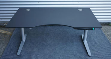 Frontbillede af Dencon hæve-sænkebord 160x90 med sort linoleum bordplade og gråt understel.