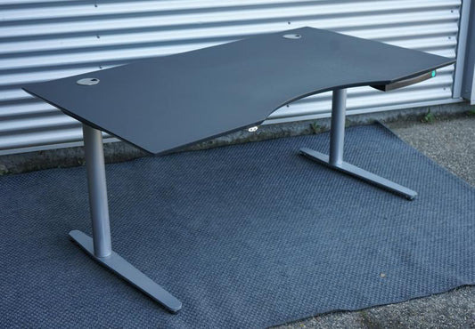 Dencon hæve-sænkebord 160x90 med sort linoleum bordplade og gråt understel set fra skrå vinkel.