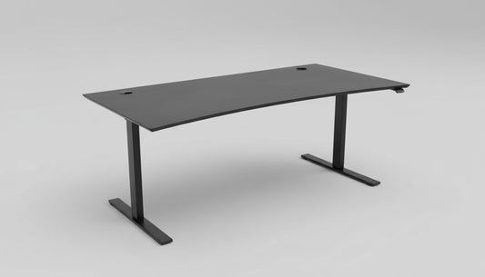 Dencon hæve-sænkebord 160x90 i sort linoleum med affasede kanter og elegant bue, set fra skrå vinkel med kabelbakker.