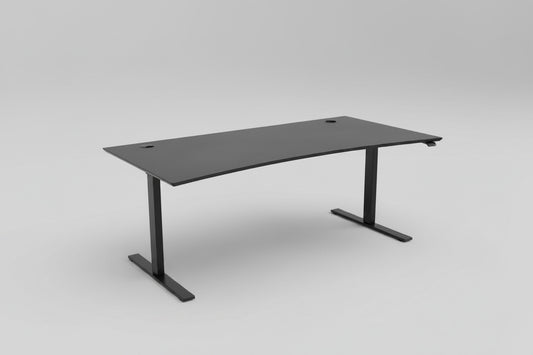 Dencon hæve-sænkebord 160x90 i sort linoleum med affasede kanter og elegant bue, set fra skrå vinkel med kabelbakker.