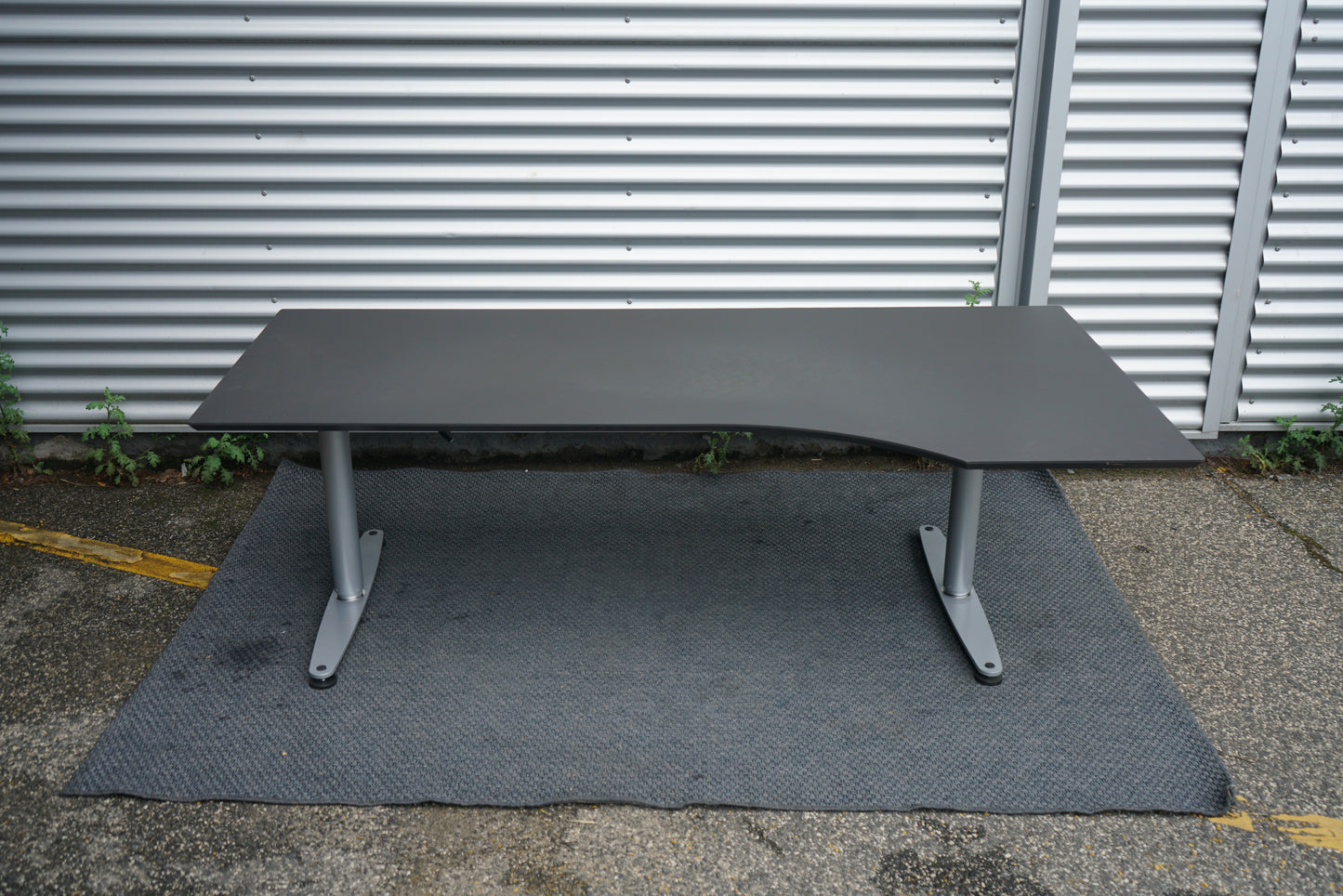 Frontvisning af Dencon hæve-sænkebord 180x100 cm sort højrevendt med linoleum bordplade og Linak hæve-sænke funktion