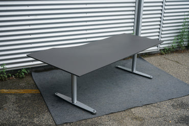 Dencon hæve-sænkebord 180x100 cm sort højrevendt set fra siden med affasede kanter og kabelbakke