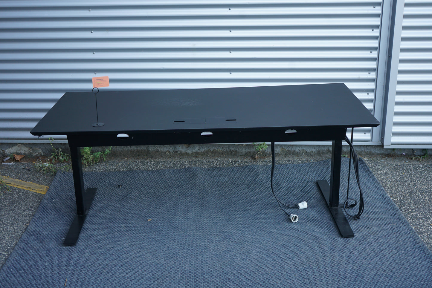 Dencon hæve-sænkebord 180x80 cm – bagfra skrå vinkel med kabelgennemføring og robust understel