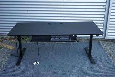 Dencon hæve-sænkebord 180x80 cm – front med åben skuffe og praktisk opbevaringsplads