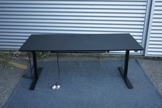 Dencon hæve-sænkebord 180x80 cm i sort linoleum – set forfra med elegant bordplade og affasede kanter