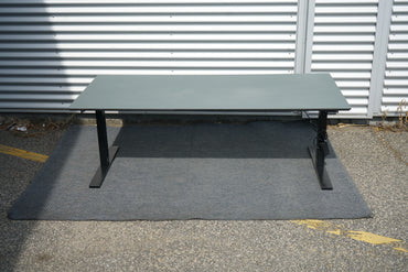 Frontbillede af Dencon hæve-sænkebord i mørkegrå med sorte ben – moderne elektrisk skrivebord 180x80 cm