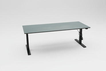 Frontbillede af Dencon hæve-sænkebord i mørkegrå med sorte ben – moderne elektrisk skrivebord 180x80 cm