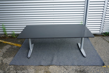 Frontbillede af Dencon hæve-sænkebord 180x80 cm sort med linoleum bordplade og Linak-motor.