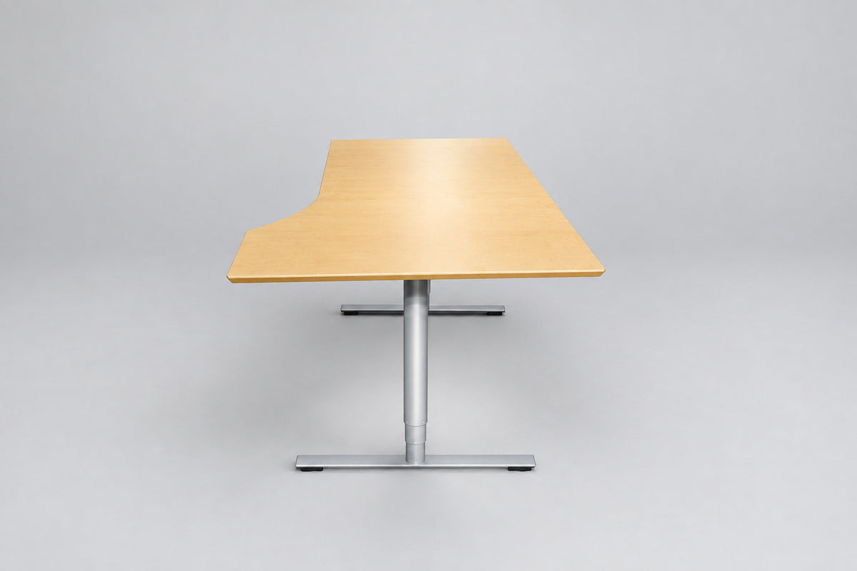 Dencon ergonomisk hæve-sænkebord 200x100 cm med højrevendt ahornbordplade og LINAK stel – set fra siden