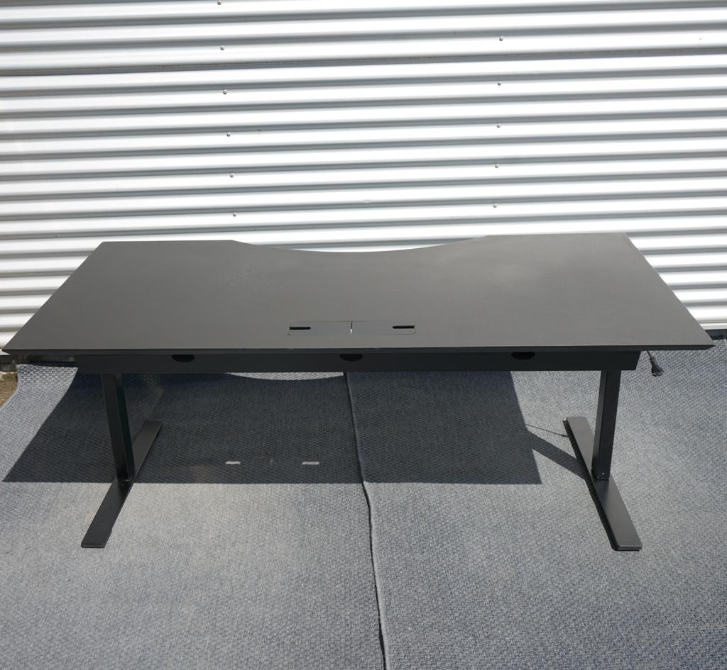 Dencon hæve-sænkebord i sort set bagfra med elektrisk stel og kabelbakke. Robust danskproduceret skrivebord i mål 180x90 cm med Linak-motor.