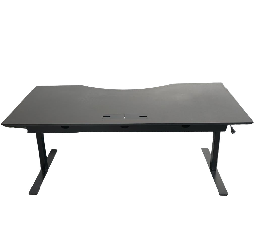 Dencon hæve-sænkebord i sort set bagfra med elektrisk stel og kabelbakke. Robust danskproduceret skrivebord i mål 180x90 cm med Linak-motor.