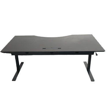 Dencon hæve-sænkebord i sort set bagfra med elektrisk stel og kabelbakke. Robust danskproduceret skrivebord i mål 180x90 cm med Linak-motor.