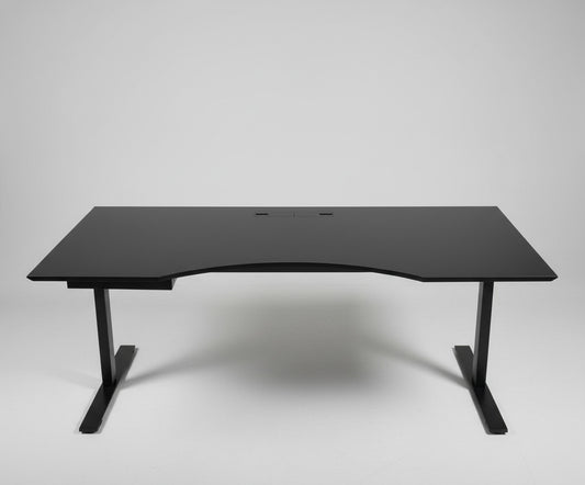 Dencon hæve-sænkebord i sort med linoleumsbordplade og elegant mavebue, set forfra. Elektrisk højdejusterbart bord 180x90 cm med kabelgennemføring.