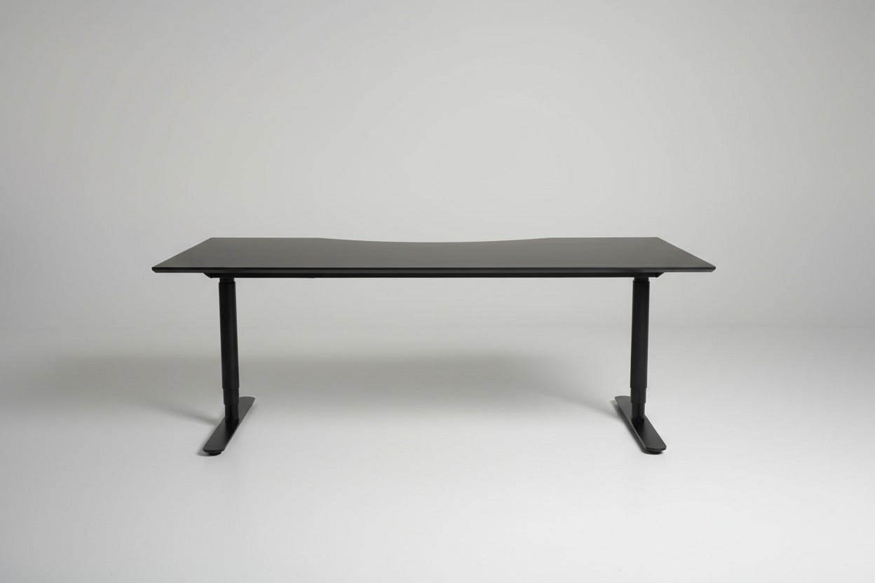 Sort Dencon hæve-sænkebord med mavebue – 200x100 cm skrivebord