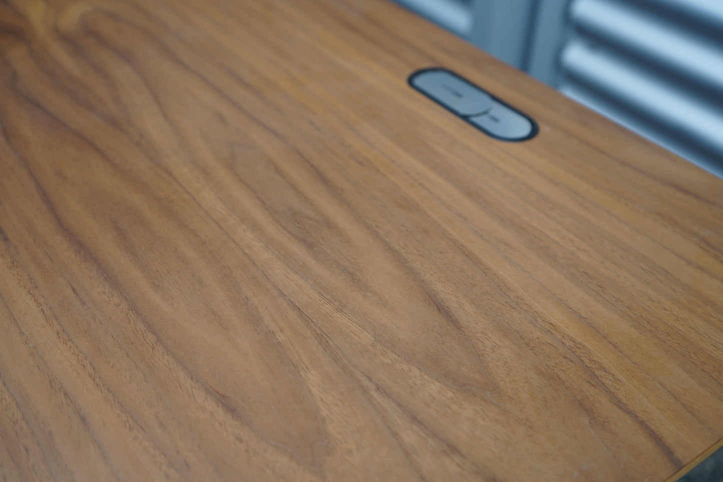 Detalje af Dencon hæve-sænkebord i valnød finér – kabelgennemføring og træstruktur