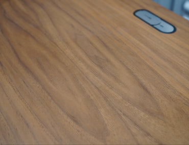 Detalje af Dencon hæve-sænkebord i valnød finér – kabelgennemføring og træstruktur