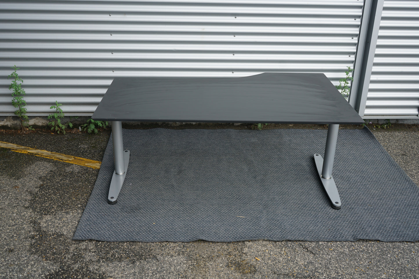 Foran billede af Dencon hæve-sænkebord 160x100 cm i sort med kabelbakke og Linak motor